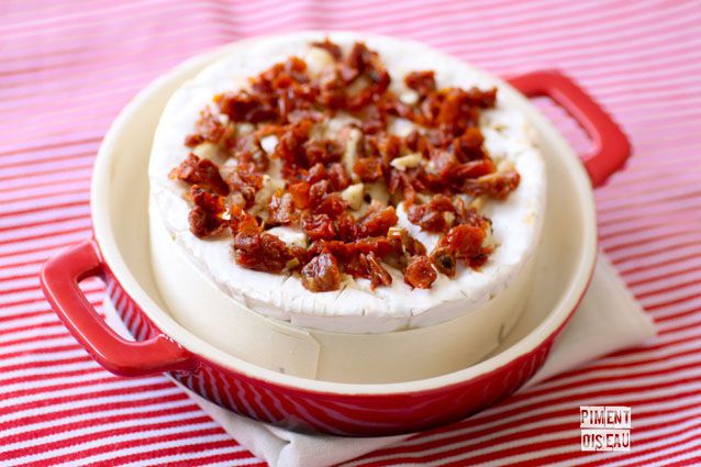 Camembert rôti aux tomates séchées et aux noisettes